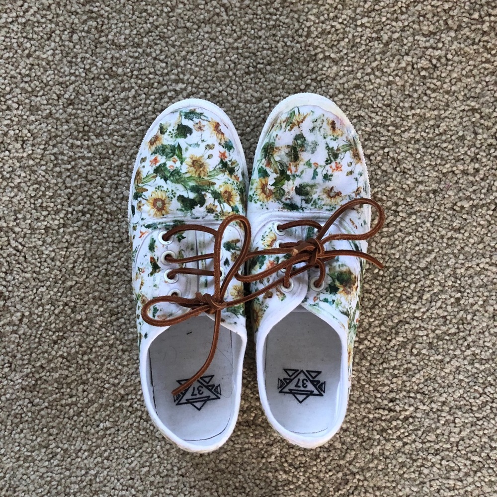 Bangkok Boutique Sunflower Print Floral Sneakers - Women’s 7